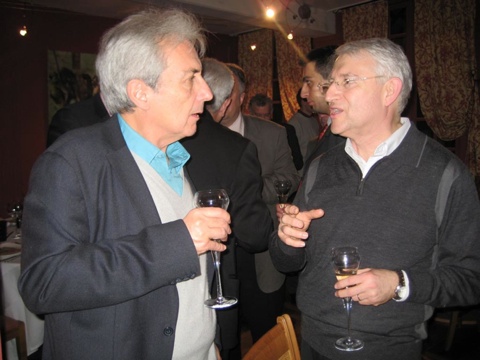 Albert Fert discutant avec notre collègue Gérard Beureux durant le repas après la conférence