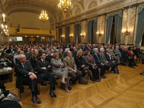 La grande salle de l'Hôtel de Ville de Troyes bien remplie