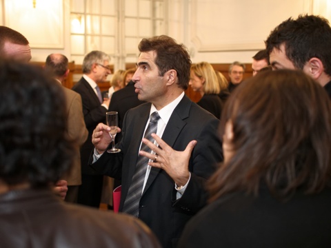 Christian Jacob discutant avec nos étudiants durant le buffet après la conférence