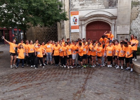 Photo de groupe avec une nuée de t-shirts de couleur orange